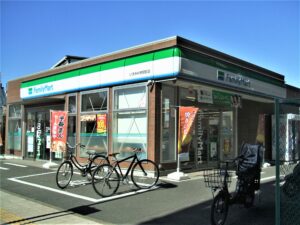 ファミリーマートいずみ中央駅前店　約615ｍ（徒歩8分）