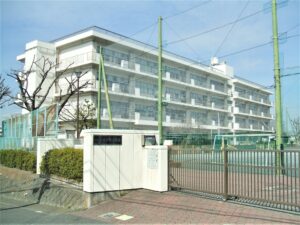 平戸台小学校まで約305ｍ（徒歩4分）